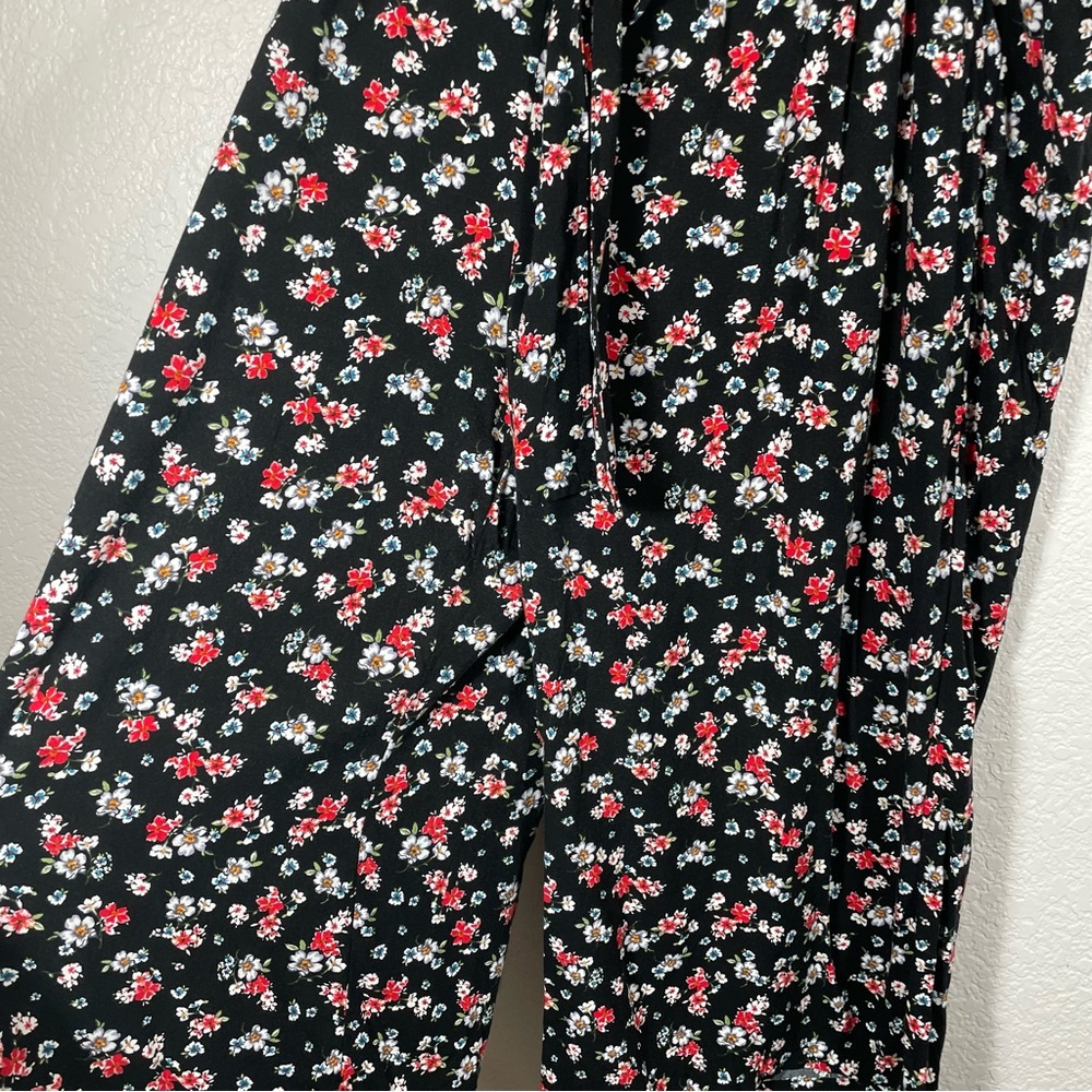 Torrid wide leg cropped floral pants. Size 2=Plus size 18/20
